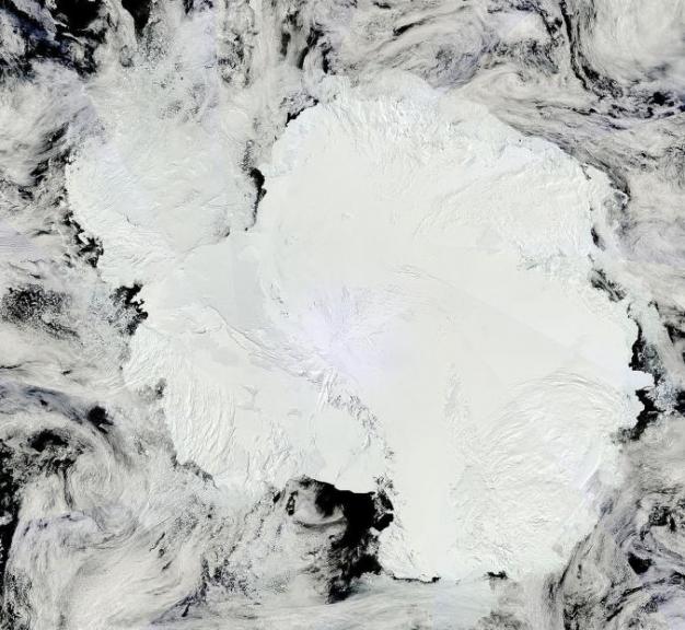 在南极洲发生的事并不仅关乎南极洲而已，因为这块大陆的冰会影响到全球的天气与海平面高度。 PHOTOGRAPH BY NASA/GSFC/JEFF SCHMALT
