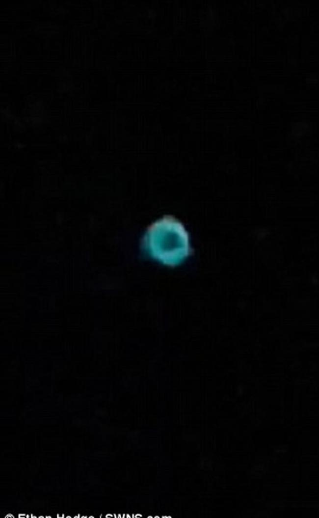 英国布里斯托尔上空惊现蓝色火环状UFO 不断消失重现还会变形