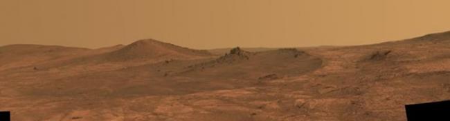 全景拍摄火星一个浅层坑洞。