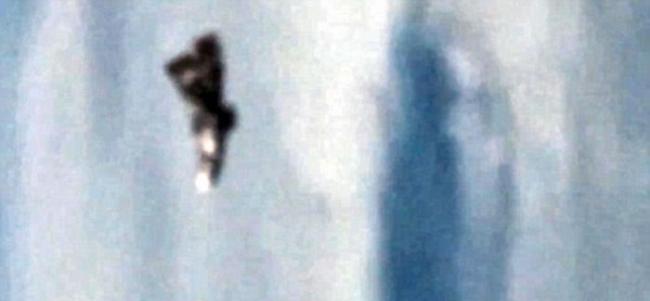 今年初，俄罗斯发布的视频图像显示另一个不明物体徘徊在国际空间站附近。