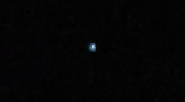 英国布里斯托尔上空惊现蓝色火环状UFO 不断消失重现还会变形
