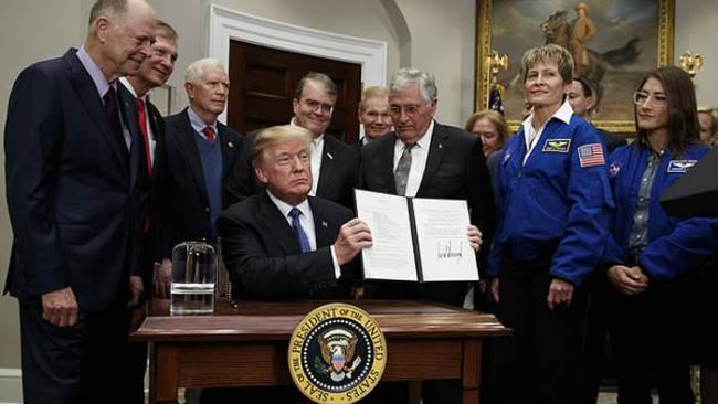 特朗普签署“头号太空政策指令”：美国宇航员将重返月球 最终前往火星