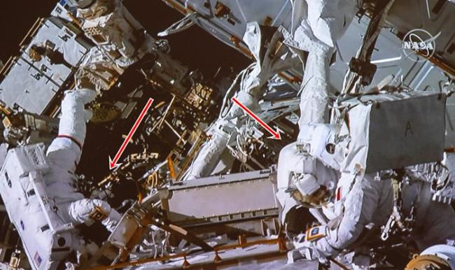 麦克莱恩（图左）和圣雅克（图右）为空间站的装置加配部件。
