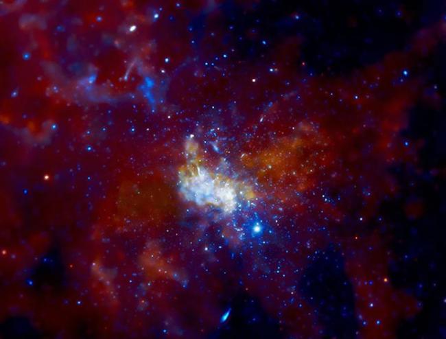 这是张X射线的影像，可以看出银河系中心超大质量黑洞──人马座A *（Sagittarius A*）的周围区域相当混乱。 PHOTOGRAPH BY NASA