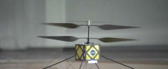 这款研制中的火星直升机采用传统的旋翼式，其头顶安装有旋翼翼片。重量约为2.2镑(1公斤)，翼片展开长度约1.1米。