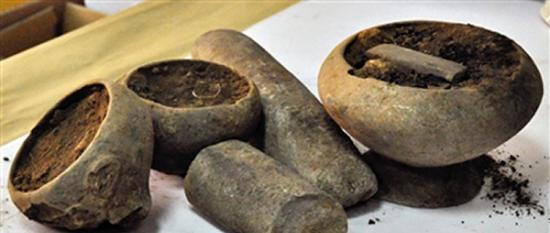 门头沟永定河文化研究会考察小组在斋堂镇发现的石磨棒、陶钵等疑似古代遗物。