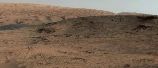 此次钻孔的地方就在这张照片的前方，沙地区域的右侧。夏普山还在前面