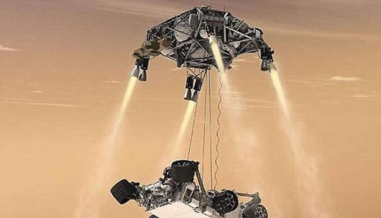 正在利用“天空起重机”系统着陆火星的“好奇号”火星车。进入火星大气层的着陆器会经历著名的“恐怖7分钟”，而这种每天都要执行火星起降飞行任务的小型直升机每天都要经