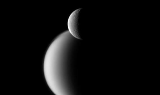 卡西尼探测器拍摄到的土卫五和土星系统最大的卫星――土卫六