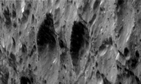 卡西尼探测器终极之旅拍摄到的土卫五表面