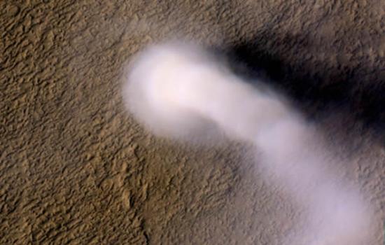 火星上的沙漠龙卷。火星上遍布尘埃，最新研究显示这些尘埃或将构成对未来人类登陆火星的重大威胁