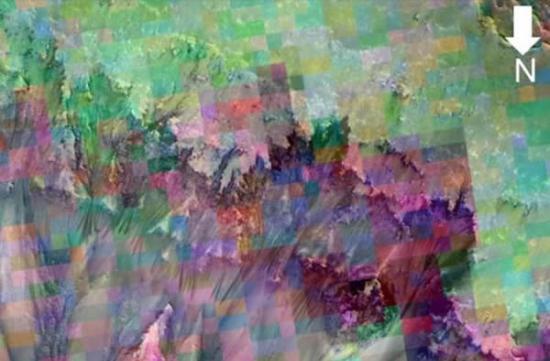 是不是火星上的河流？这张图片与火星斜坡上的季节性流动纹路照片相结合，它上面的彩色格子是根据一个矿物填图分光计对相同区域进行观测获得的数据得出的。美国宇航局认为，