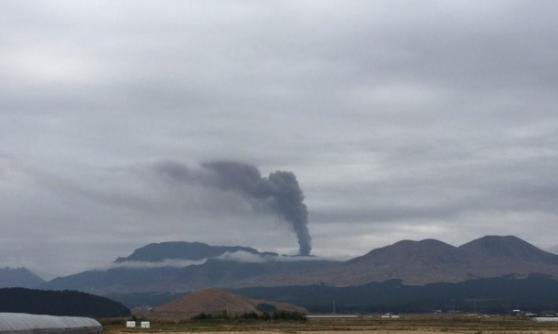 监视器观测到阿苏中岳喷出灰白色的烟和火山灰。