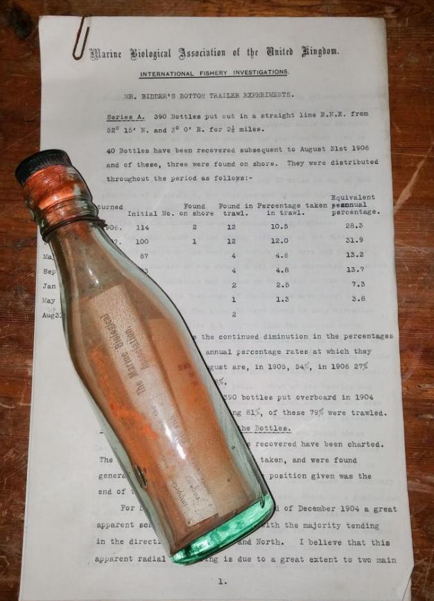 一名女子在德国安鲁母岛的岸边发现了一个瓶中信――类似照片中的这一个――大约109年前，一名英国研究员将它投放于北海中。 PHOTOGRAPH BY MBA AR