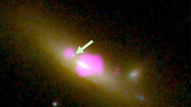 本周早些时候的相关报道指出了星系SDSS J1126 + 2944的奇怪的现象，这是星系合并后的结果