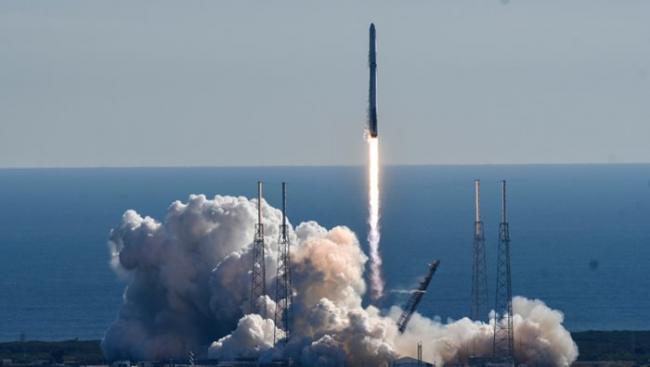 SpaceX重用旧火箭及旧补给胶囊发射上太空。
