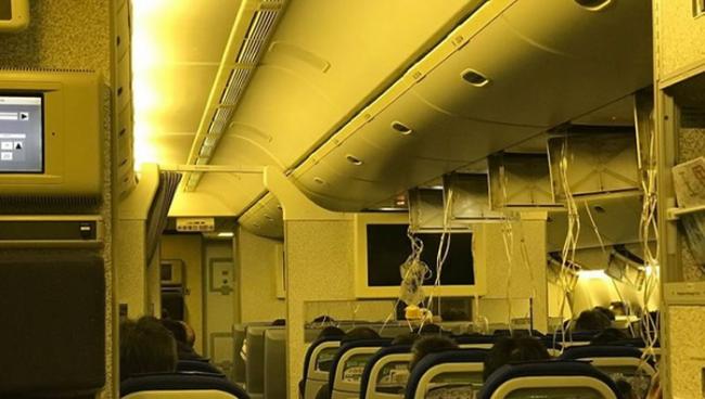 网友说，当时机上乘客虽然冷静，但却弥漫一股诡异气氛。
