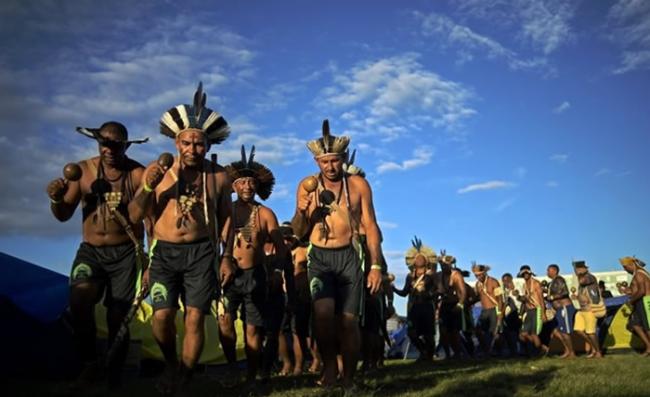 不满政府发展亚马逊森林 巴西数千原住民聚集首都示威