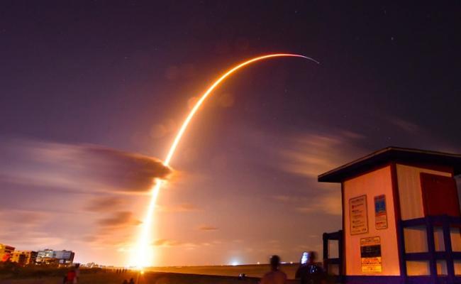 SpaceX发射60枚卫星上太空 将为全球提供上网服务