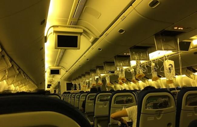 当时舱压异常，机长让客舱落下氧气罩。