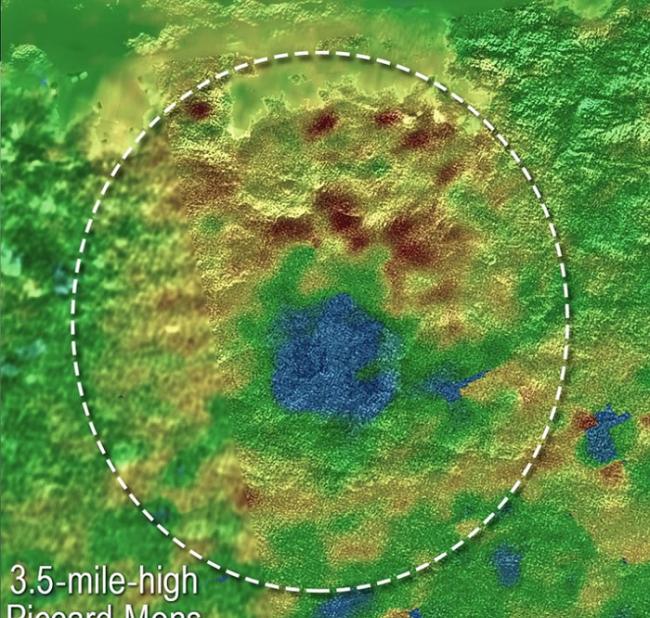 这张图显示的是皮卡山，其高度可能达到了6千米。尽管这些地貌看起来很像地球上那些会喷发岩浆的火山，但冥王星上的冰火山喷发出来的可能是一些融化的泥浆，成分主要是水冰