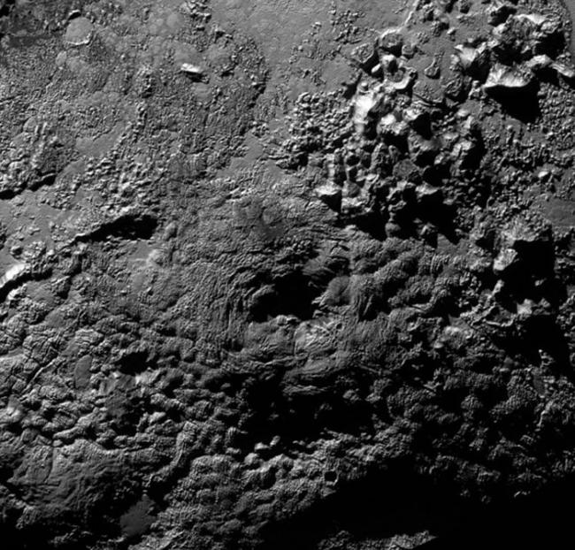 天文学家认为图中的地貌是一个冰火山。如果冥王星被证实确实存在火山，那将为研究其地质和大气演化提供非常重要的新线索。