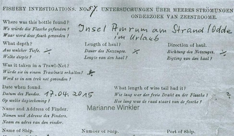 今年4月，在德国的安鲁母岛发现了一只100年的瓶子，里面有一张明信片。PHOTOGRAPH BY THE MARINE BIOLOGICAL ASSOCIATI