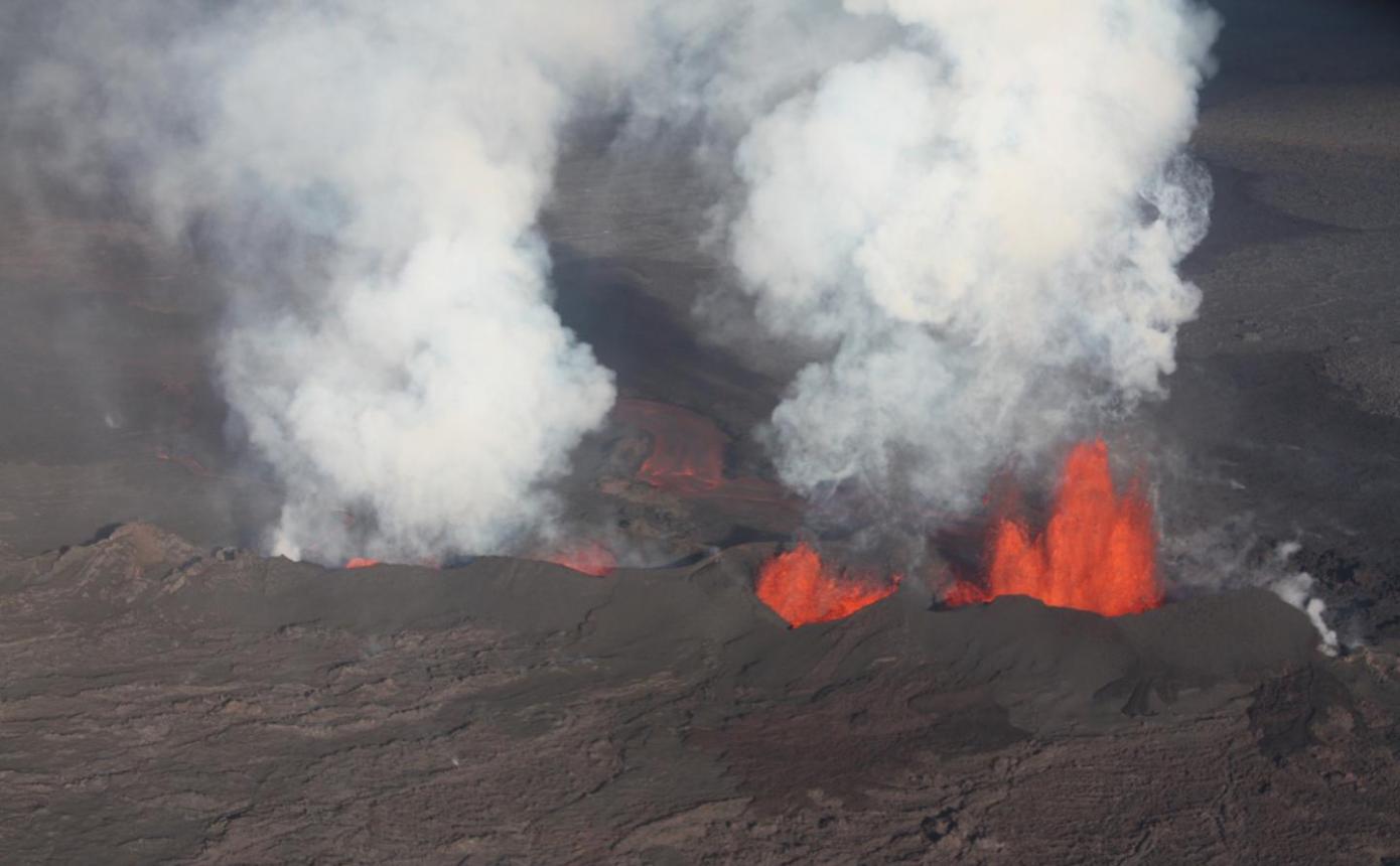 一幅空中拍摄的照片显示了冰岛Holuhraun熔岩地最近的火山爆发。这一爆发受到冰岛地幔柱的直接输送，而在喷出气体中有一定的比例被认为源自这一地幔柱的水蒸气。我