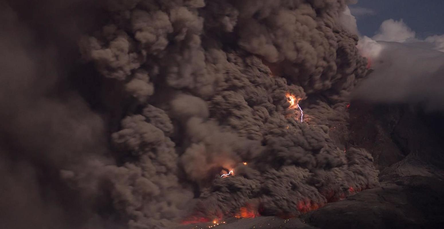 日本樱岛火山喷发伴随火山雷暴的壮观场面