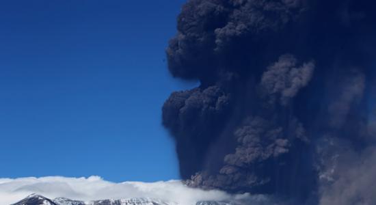 2013年11月23日意大利西西里岛的埃特纳火山再度喷发