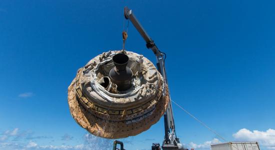 美国海军太平洋飞弹试射基地6月28日以巨型氦气球将碟型太空船吊挂升空。