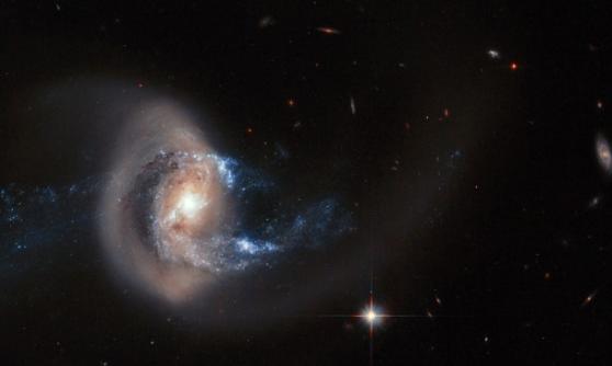 NGC 7714利用从NGC 7715拉过来的物质制造新星体，故中心特别明亮。