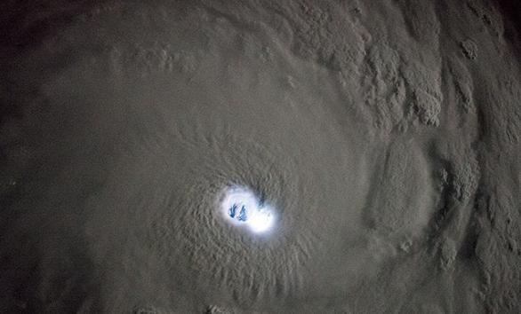 国际太空站意大利女太空人在太空拍摄到台风“班西”风眼中的闪电
