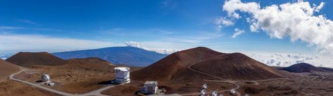 在夏威夷茂纳开亚火山（Mauna Kea volcano）上矗立着许多天文台，其中也包括在2017年参与事件视界望远镜观测的詹姆斯． 克拉克． 麦克斯威尔望远镜