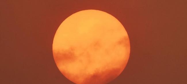 汉普郡利明通出现红太阳。