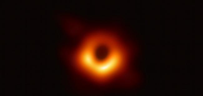 事件视界望远镜（Event Horizon Telescope）是个跟地球一样大的地面无线电波望远镜数组，天文学家利用它成功拍摄到超大质量黑洞及其暗影的第一张图