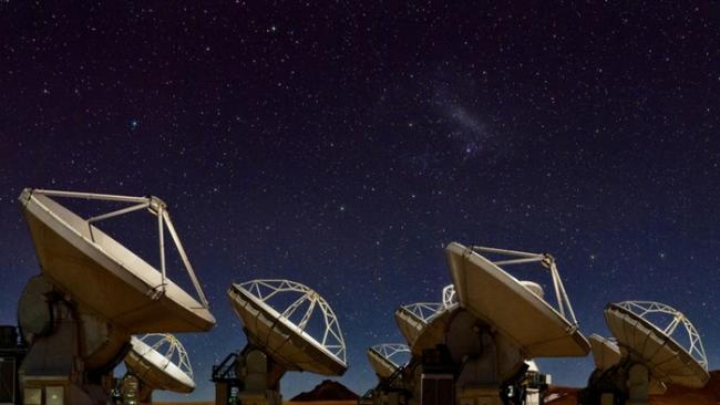 夜空微光下的66座阿塔卡玛大型毫米及次毫米波数组天线，它们是事件视界望远镜网络的重要成员。 PHOTOGRAPH BY BABAK TAFRESHI