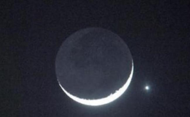 专家指，周二晚约6时面向西南的低空，即可看到“土星会弯月”。（资料图片）