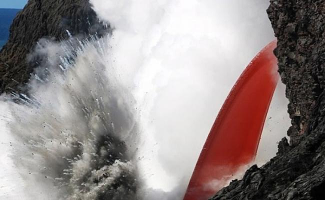 美国夏威夷基拉韦厄火山喷发 滚滚熔岩倾泻海面