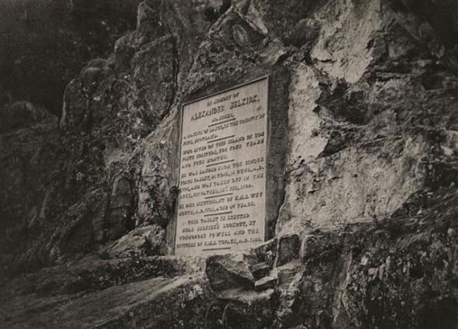 一面纪念赛尔科客漂流荒岛的石碑。 PHOTOGRAPH BY HARRIET CHALMERS ADAMS, NATIONAL GEOGRAPHIC CREAT