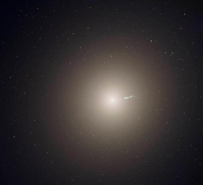 椭圆星系M87是邻近的室女座星系团的主要成员，包含数兆颗恒星、一个超大质量黑洞和大约1万5000个球状星团。 相比之下，我们的银河系只有几千亿颗恒星和大约150