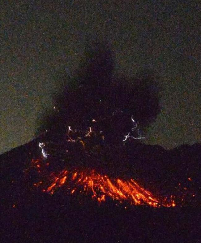 樱岛火山26日凌晨0时发生「爆炸式喷发」喷烟5000公尺。（图／翻摄自日本产经新闻）