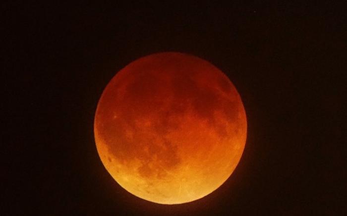 下月英国民众有望在同一日，看到最明与最暗的月亮。图为去年出现过的血月。
