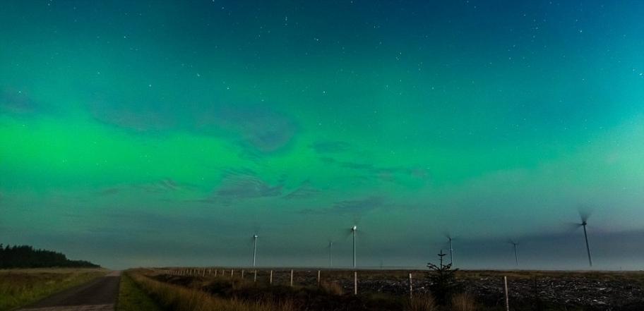 摄影师在英国苏格兰拍摄的绝美北极光