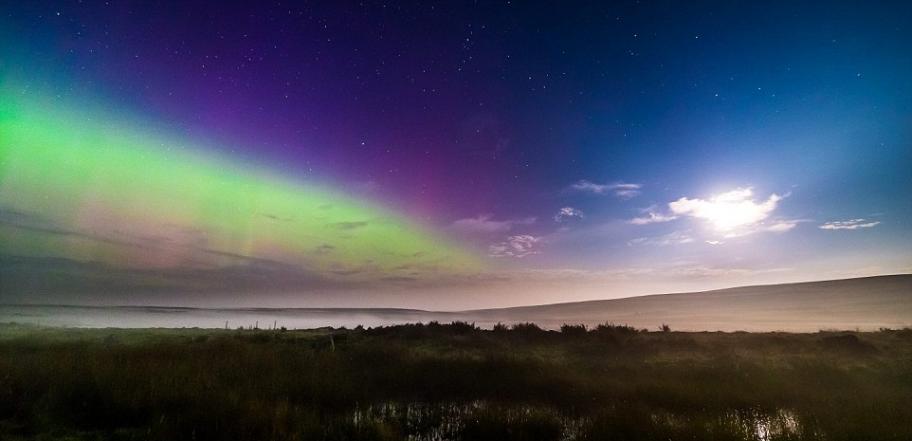 摄影师在英国苏格兰拍摄的绝美北极光