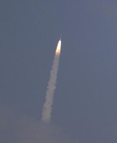 11月5日，在印度斯里赫里戈达岛，极地卫星运载火箭（PSLV-C25）携带印度首枚火星探测器“曼加里安”号发射升空。图片来源：Arun Sankar K/东方I