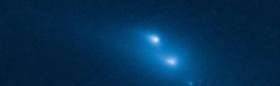 这颗小行星位于木星和火星轨道之间，目前哈勃望远镜首次拍摄到这颗小行星自毁灭分解过程。