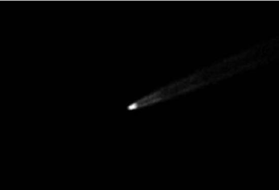 模拟彗星。在计算机的帮助下，研究者可以计算出彗星尘埃彗尾的形成。该图是2013年10月16日的模拟结果。