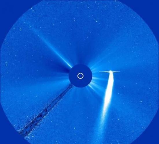 ISON彗星与太阳擦肩而过时也将会出现这样的场景。这张图片由太阳和太阳风层探测器(即SOHO卫星)上的大视角分光日冕仪(LASCO)拍摄于2004年，显示的是布