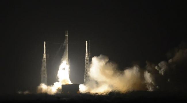 SpaceX的“猎鹰九号”火箭成功发射并回收。